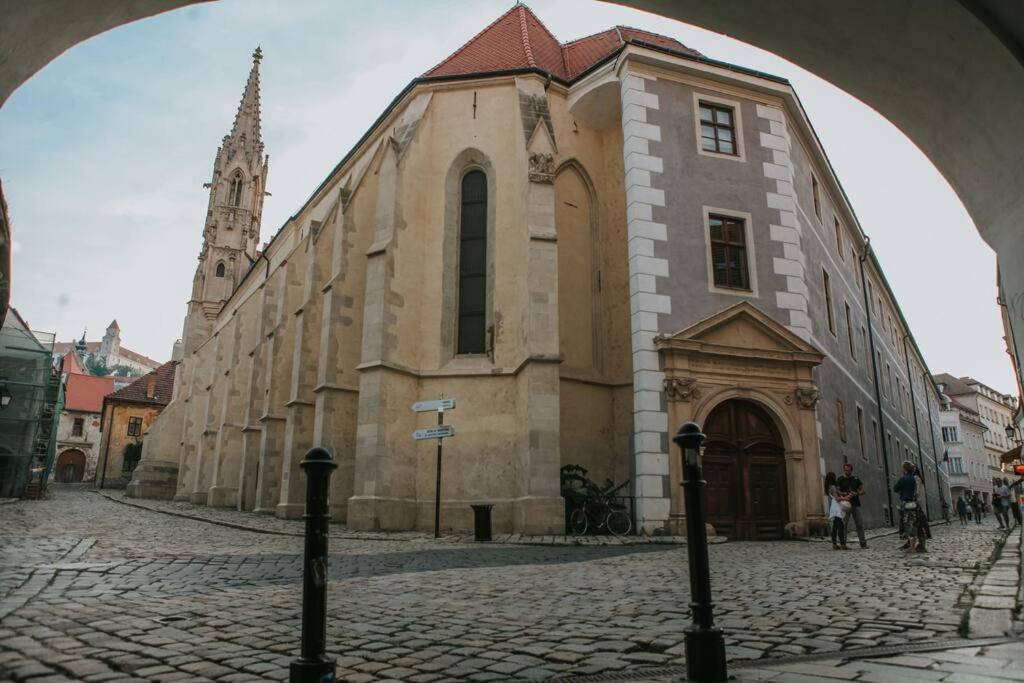 Cozy Apartment In The Heart Of The Historic City Bratislava Exterior foto